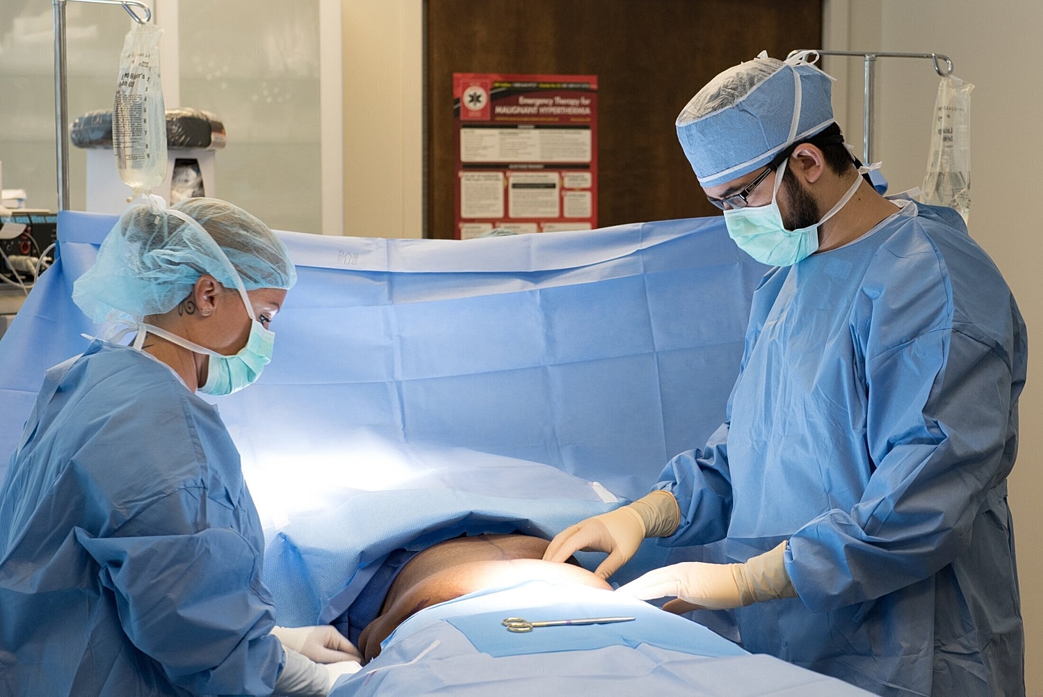 orlando plastic surgeon making an incision at a patient's abdomen