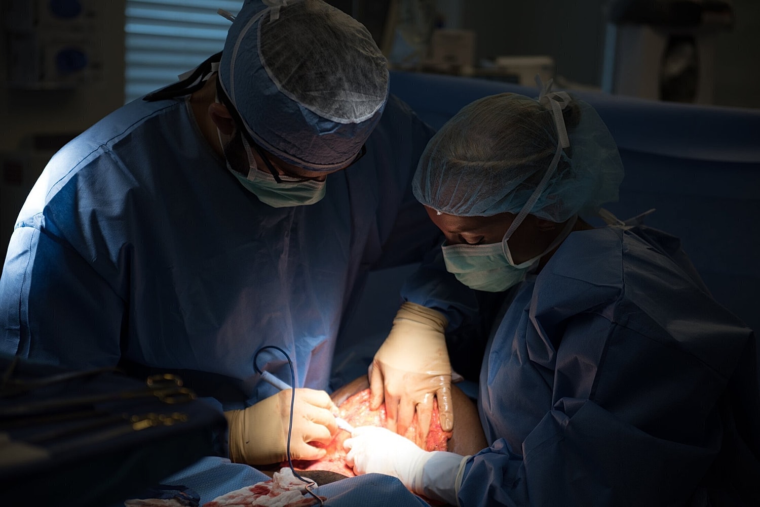 orlando plastic surgeon making another incision at the patient's abdomen